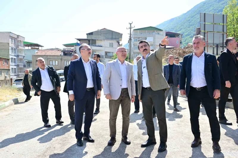 Yıldırım Belediyesi, ilçenin dört bir yanında hayata geçirdiği yatırımlarla Yıldırım’ın geleceğini şekillendiriyor.