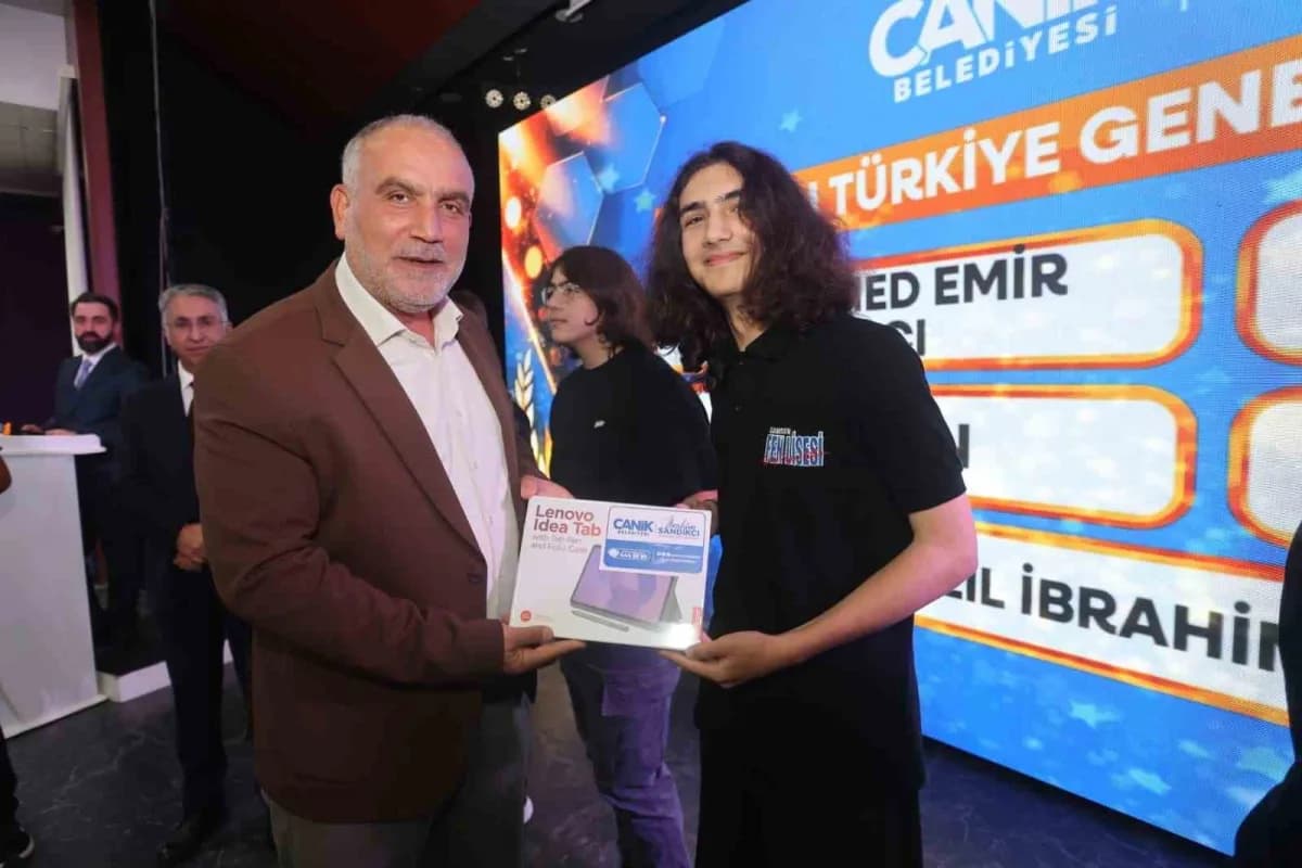 Canik Belediyesi tarafından Yükseköğretim Kurumları Sınavı (YKS) ve Liselere Geçiş Sistemi'nde (LGS) dereceye giren öğre