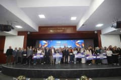 Canik Belediyesi tarafından YKS ve LGS’de dereceye giren öğrencilere ödül töreninde ödüller takdim ediliyor
