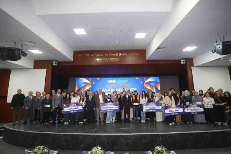 Canik Belediyesi tarafından YKS ve LGS’de dereceye giren öğrencilere ödül töreninde ödüller takdim ediliyor