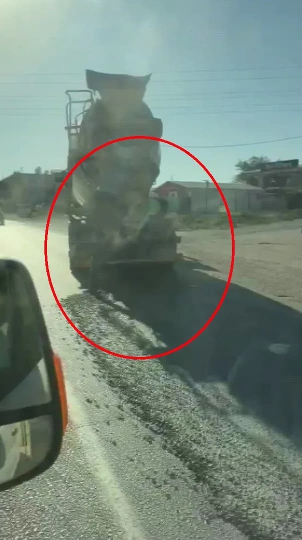 Yola beton dökerek ilerleyen mikserin o anları cep telefonu kamerasına yansıdı.