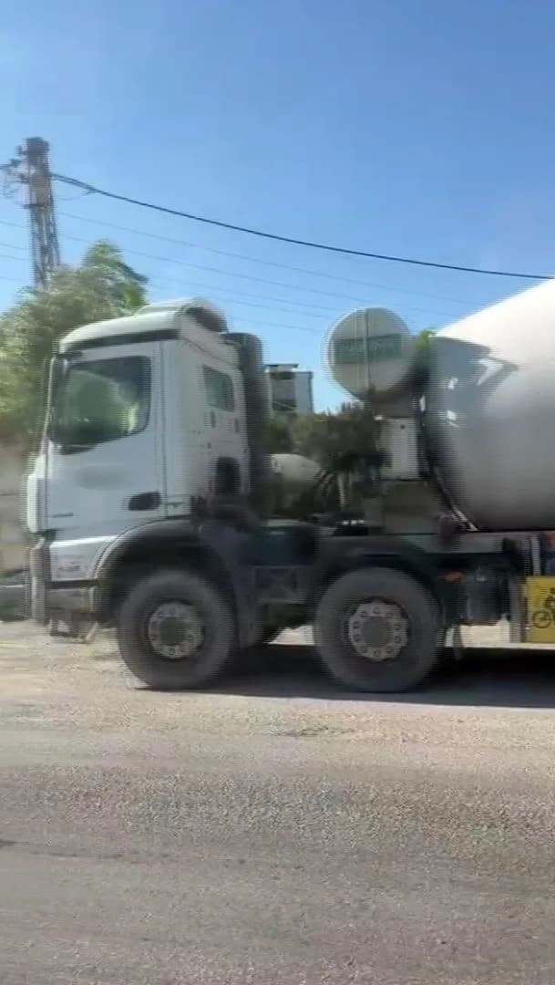 Yola beton dökerek ilerleyen mikserin o anları cep telefonu kamerasına yansıdı.