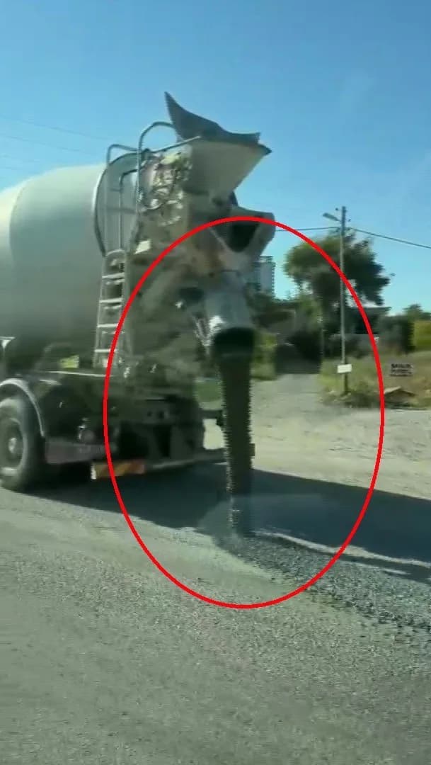 Hatay Samandağ’da yola beton döken mikser ve zabıta ekiplerinin müdahalesi