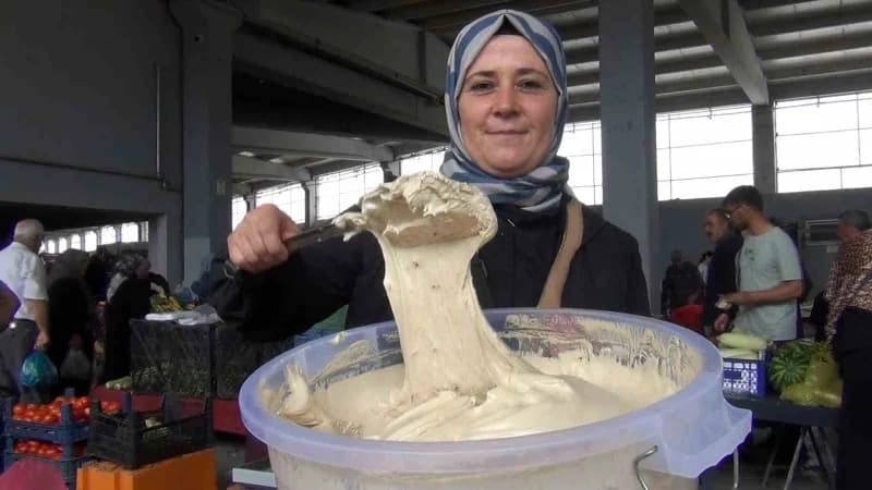 Safiye Yılmaz’ın kendi üretimi olan erişte, pekmez, tarhana, kuşburnu ve çeşitli Yöresel ürünler tüketicilerle buluşuyor