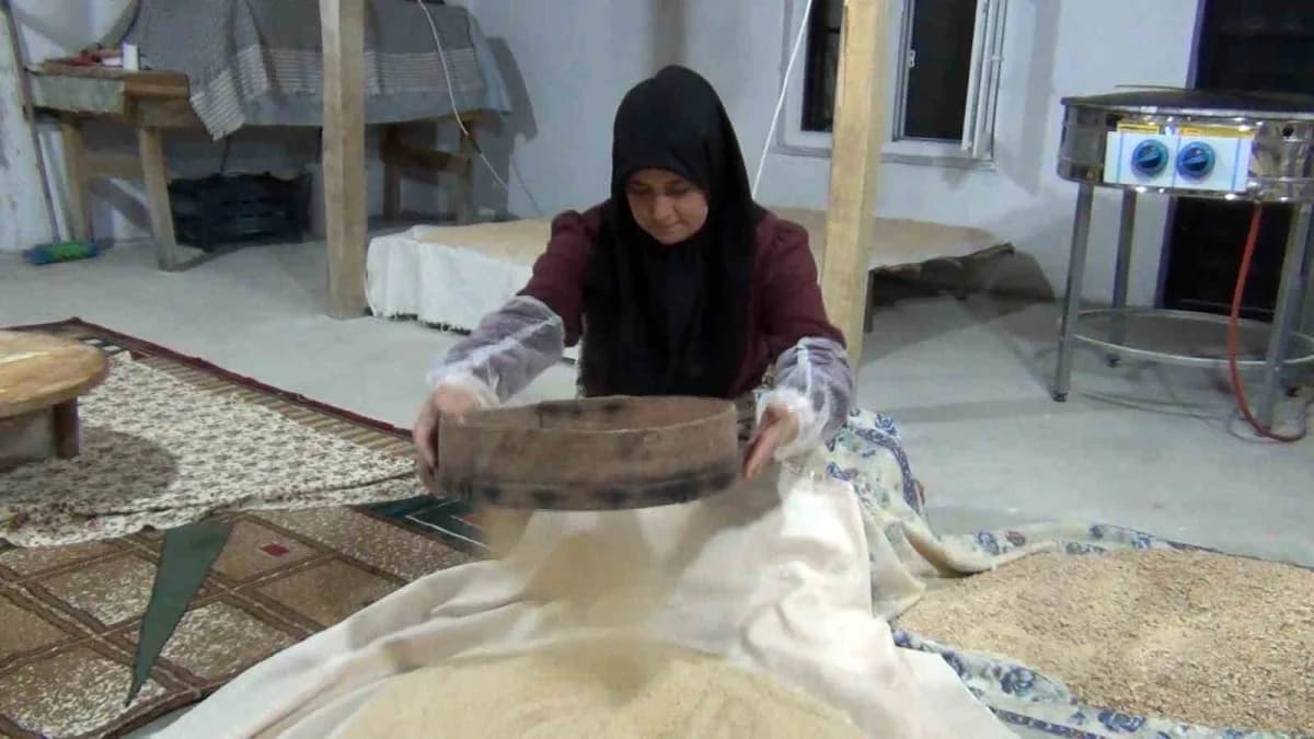 Safiye Yılmaz’ın kendi üretimi olan erişte, pekmez, tarhana, kuşburnu ve çeşitli Yöresel ürünler tüketicilerle buluşuyor