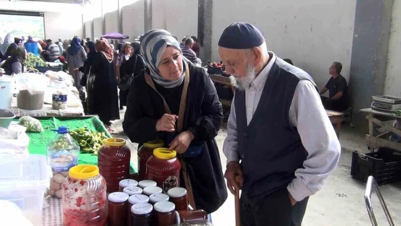 Safiye Yılmaz’ın kendi üretimi olan erişte, pekmez, tarhana, kuşburnu ve çeşitli Yöresel ürünler tüketicilerle buluşuyor