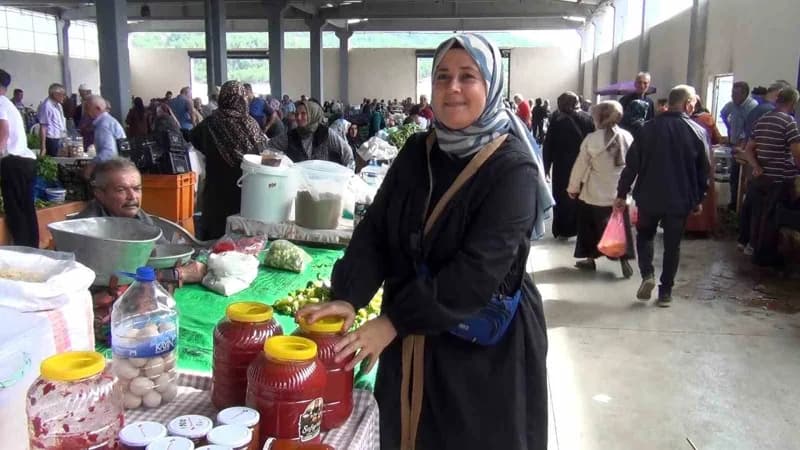 Safiye Yılmaz’ın kendi üretimi olan erişte, pekmez, tarhana, kuşburnu ve çeşitli Yöresel ürünler tüketicilerle buluşuyor