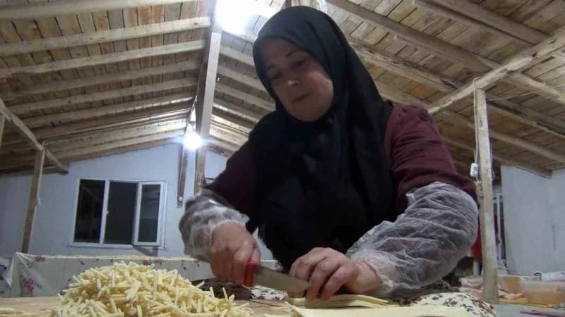 Safiye Yılmaz’ın kendi üretimi olan erişte, pekmez, tarhana, kuşburnu ve çeşitli Yöresel ürünler tüketicilerle buluşuyor