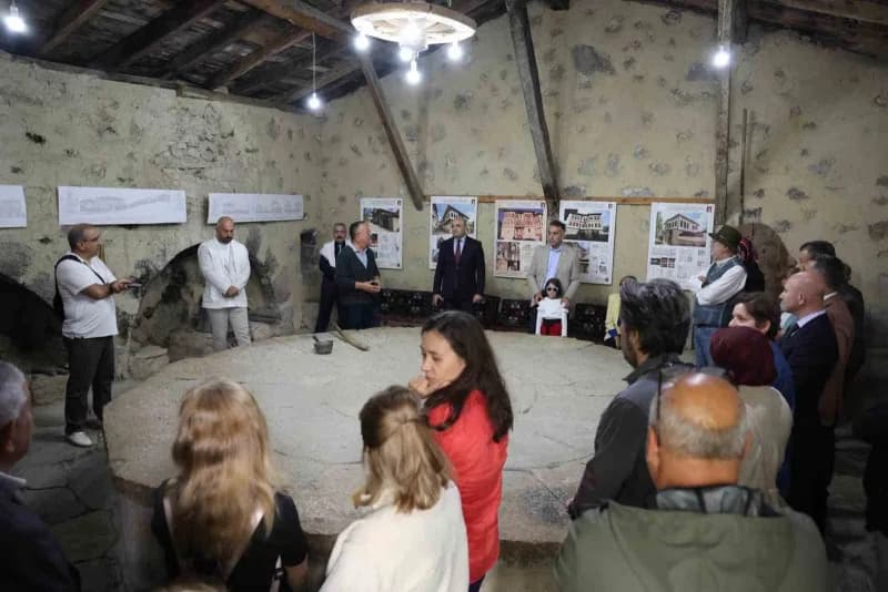 Katılımcılar, rehberler eşliğinde gerçekleştirilen köy gezisinde Yörük köyünün tarihi sokaklarını, Sipahioğlu Konağı’nı