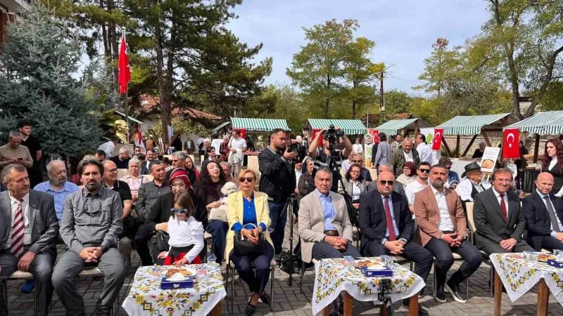 Karabük Safranbolu Yörük Köyü'nde kültür ve gastronomi etkinliği sırasında tarihi sokaklar ve yöresel lezzetler