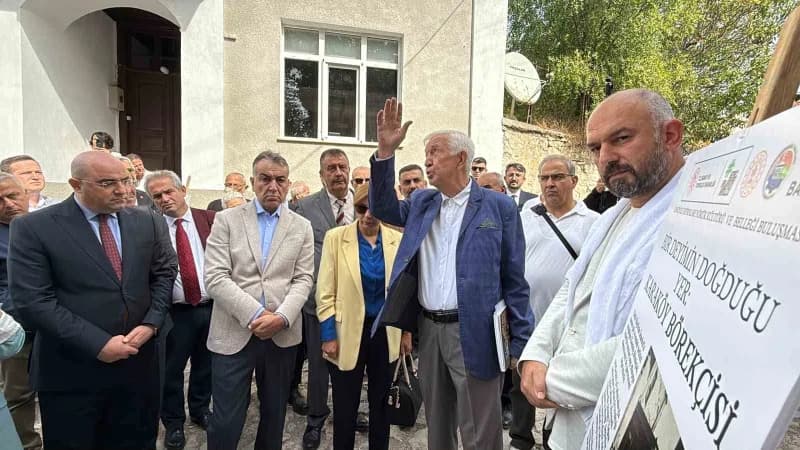 Katılımcılar, rehberler eşliğinde gerçekleştirilen köy gezisinde Yörük köyünün tarihi sokaklarını, Sipahioğlu Konağı’nı