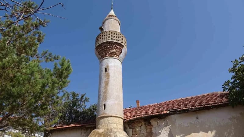 Yozgat'ın Sarıkaya ilçesindeki asırlık cami onarılmayı bekliyor.