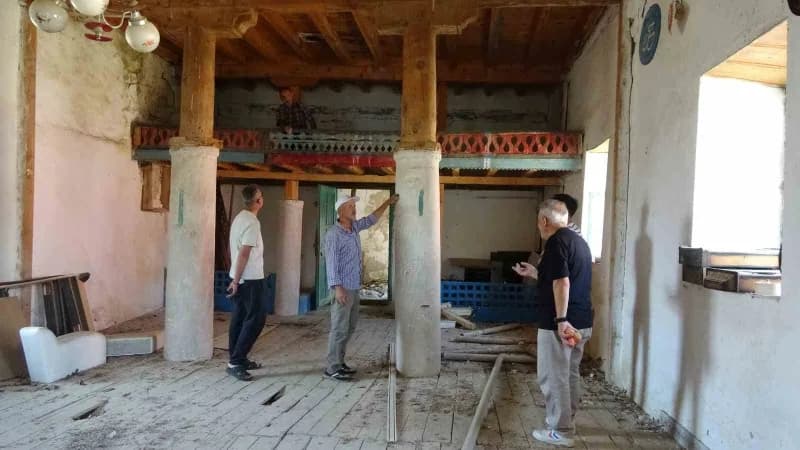 Yozgat'ın Sarıkaya ilçesindeki asırlık cami onarılmayı bekliyor.