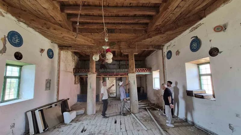 Yozgat'ın Sarıkaya ilçesindeki asırlık cami onarılmayı bekliyor.