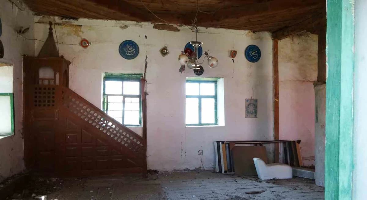Yozgat'ın Sarıkaya ilçesindeki asırlık cami onarılmayı bekliyor.