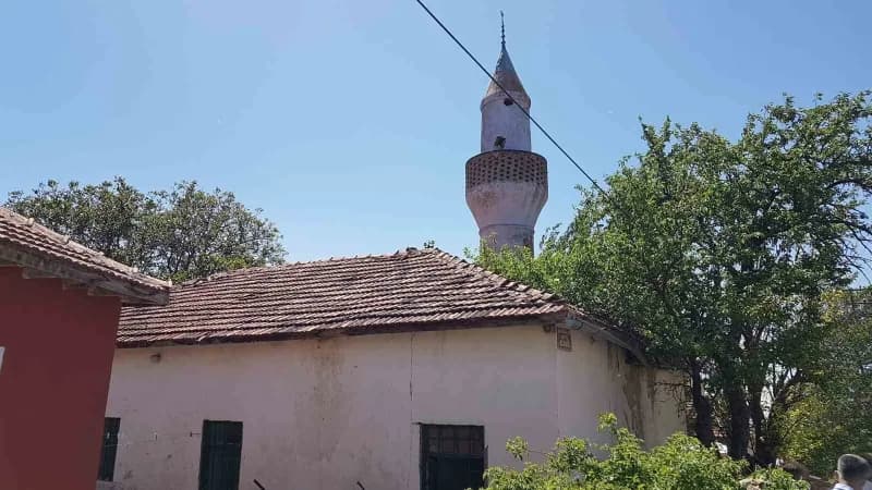Yozgat'ın Sarıkaya ilçesindeki asırlık cami onarılmayı bekliyor.