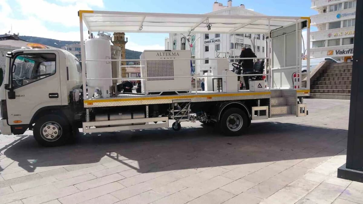 Yozgat Belediyesi yeni yol çizgi aracını tanıttı, araç şehirde yol çizgisi çalışmalarında kullanılacak