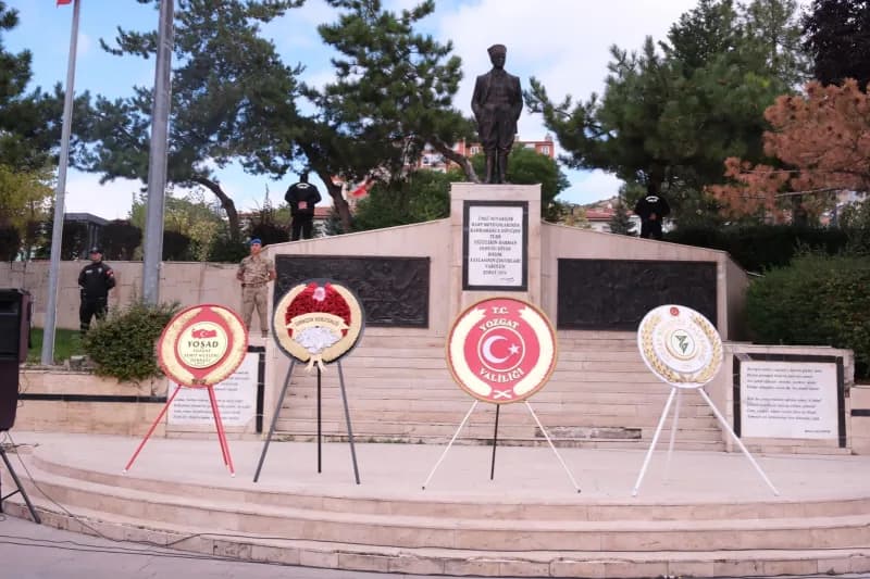 Anma programı, Cumhuriyet Meydanı’nda bulunan Atatürk Anıtı önünde gerçekleşti. Tören Atatürk Anıtı’na çelenk sunulmasıy
