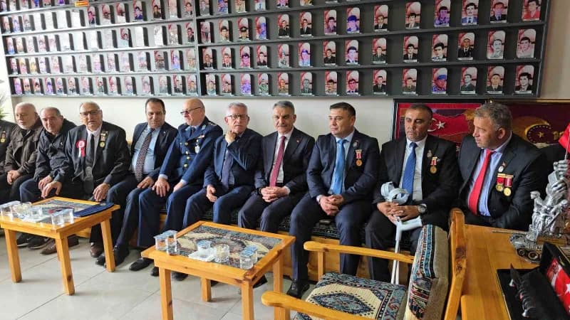 Vatan savunması uğrunda canlarını siper eden kahramanlarla bir araya gelen Vali Özkan, Gaziler ve şehit yakınlarıyla yak