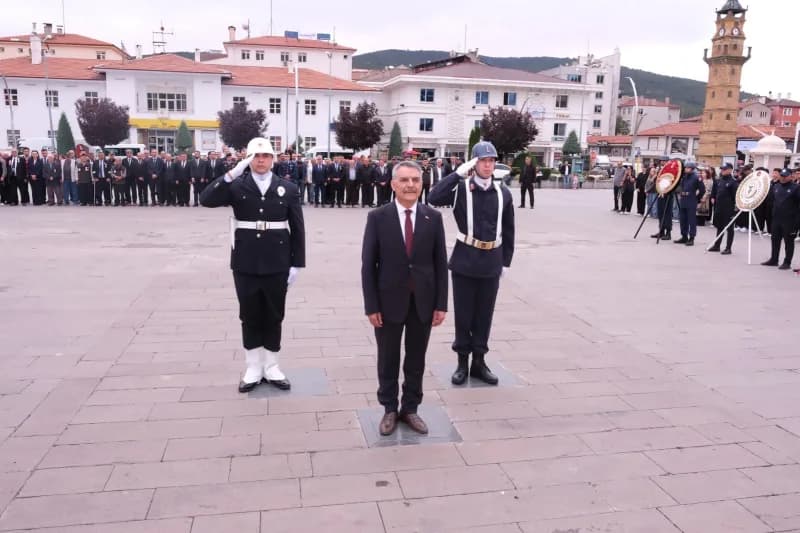 Yozgat Cumhuriyet Meydanı’nda Atatürk Anıtı önünde düzenlenen 19 Eylül Gaziler Günü töreni