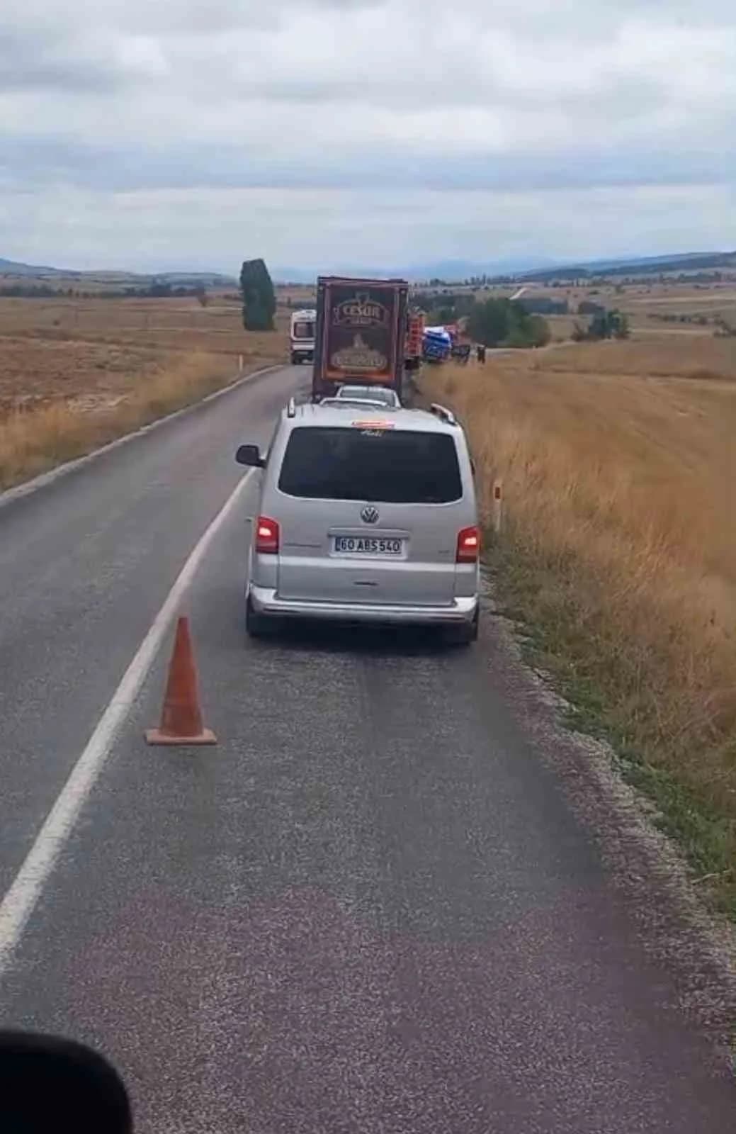 Yozgat’ın Kadışehri ilçesinde öğle saatlerinde meydana gelen trafik kazası başka bir sürücünün cep telefonu kamerasına y