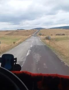 Yozgat Kadışehri ilçesinde yol durumu videosu çeken sürücünün cep telefonu kamerasına yansıyan trafik kazası