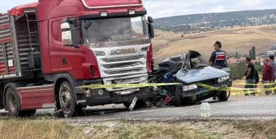 Yozgat Kadışehri ilçesinde tır ve otomobilin çarpıştığı trafik kazası sonrası olay yeri