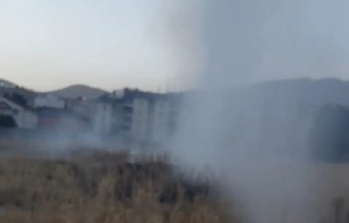 Hakkari’nin Yüksekova ilçesinde henüz belirlenemeyen bir nedenle çıkan anız yangını, İtfaiye ekiplerinin hızlı müdahales