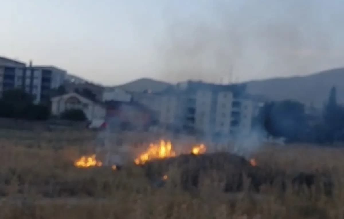 Yüksekova Güngör Mahallesi’nde boş arazide çıkan anız yangınına müdahale eden itfaiye ekipleri