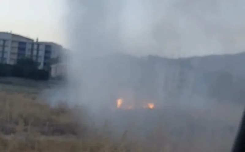 Hakkari’nin Yüksekova ilçesinde henüz belirlenemeyen bir nedenle çıkan anız yangını, İtfaiye ekiplerinin hızlı müdahales