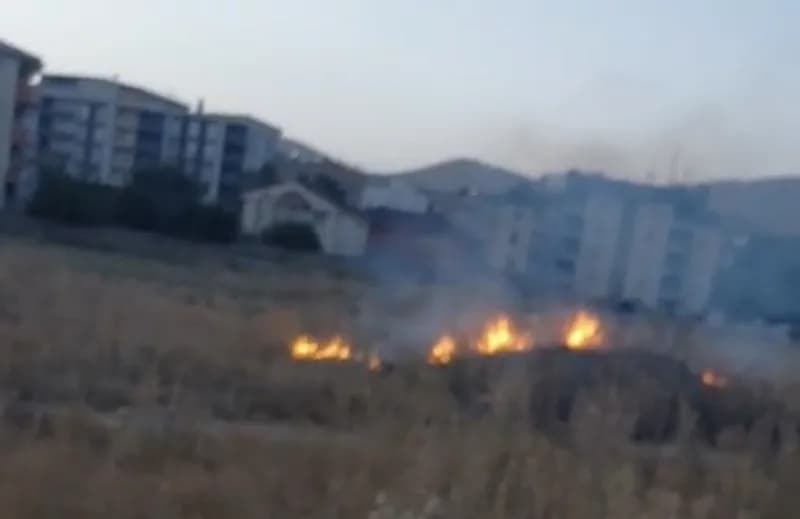 Hakkari’nin Yüksekova ilçesinde henüz belirlenemeyen bir nedenle çıkan anız yangını, İtfaiye ekiplerinin hızlı müdahales