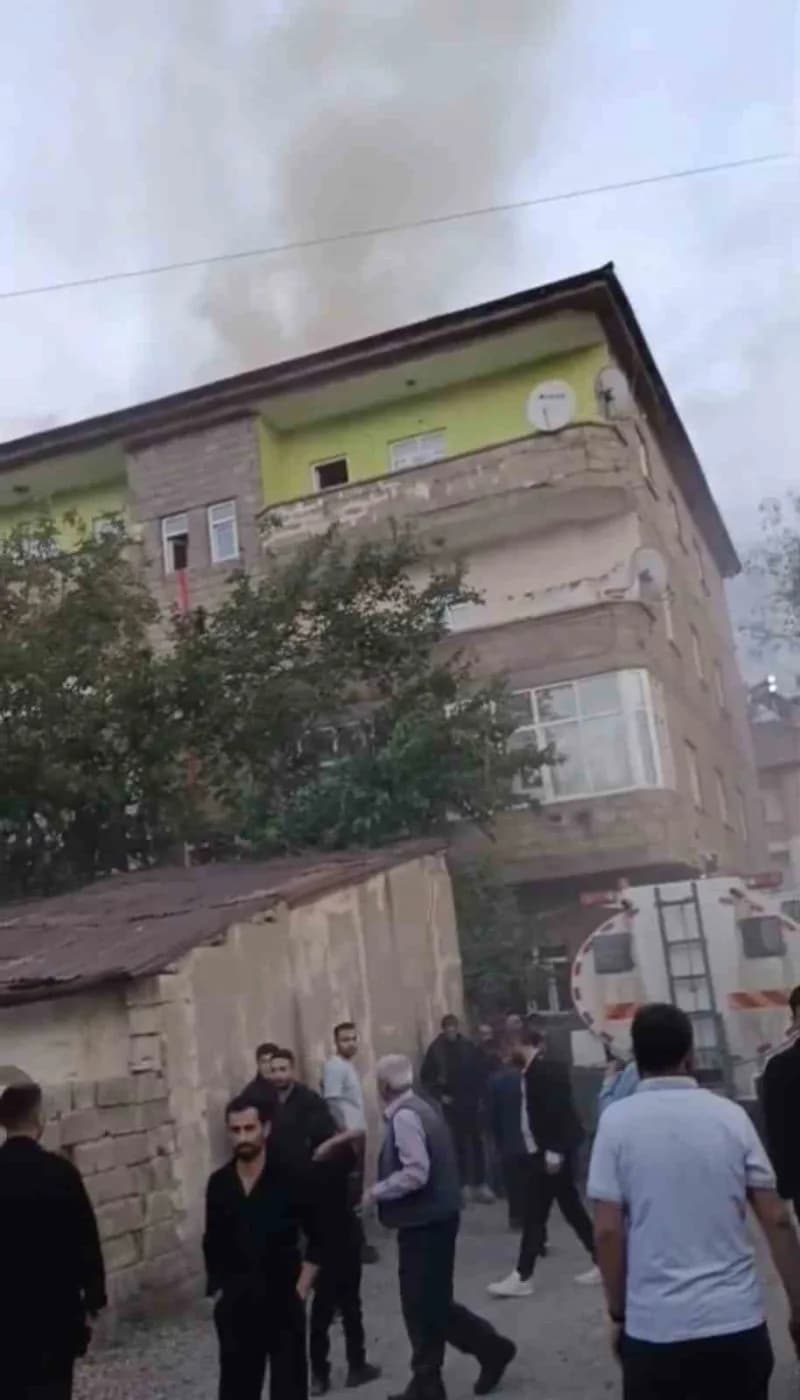 Hakkari’nin Yüksekova ilçesinde bir apartmanın deposunda çıkan ve daireye sıçrayan yangın, itfaiye ekiplerince söndürüld