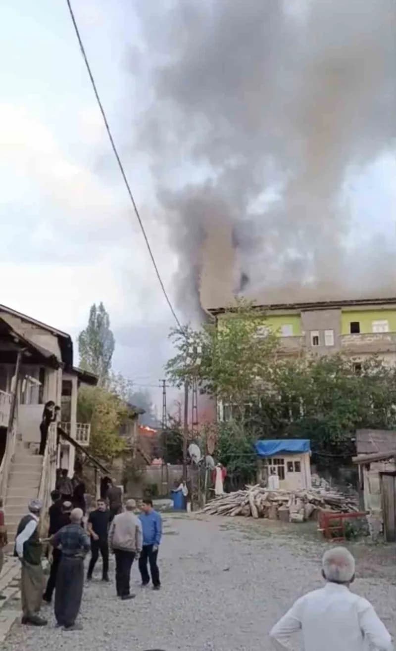 Hakkari’nin Yüksekova ilçesinde bir apartmanın deposunda çıkan ve daireye sıçrayan yangın, itfaiye ekiplerince söndürüld
