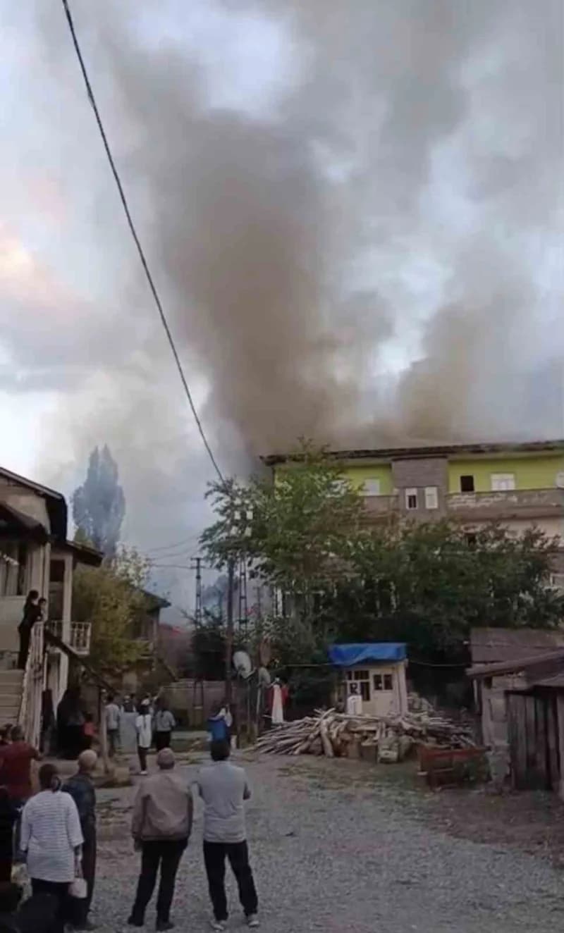 Hakkari’nin Yüksekova ilçesinde bir apartmanın deposunda çıkan ve daireye sıçrayan yangın, itfaiye ekiplerince söndürüld