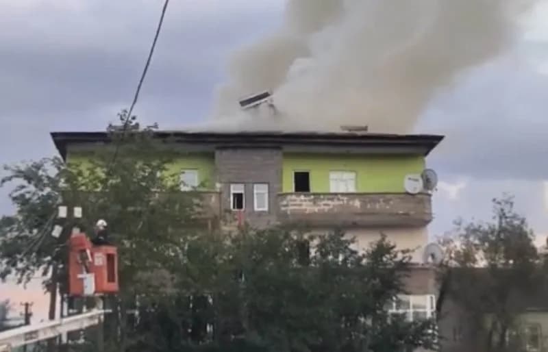Hakkari’nin Yüksekova ilçesinde bir apartmanın deposunda çıkan ve daireye sıçrayan yangın, itfaiye ekiplerince söndürüld