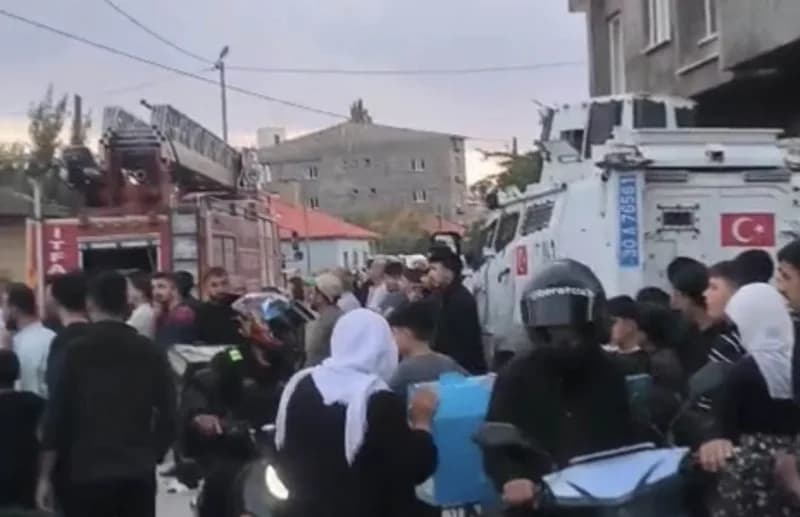 Hakkari’nin Yüksekova ilçesinde bir apartmanın deposunda çıkan ve daireye sıçrayan yangın, itfaiye ekiplerince söndürüld