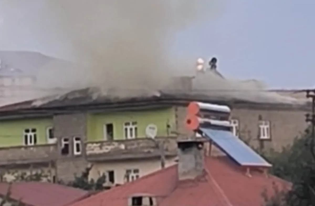 Hakkari’nin Yüksekova ilçesinde bir apartmanın deposunda çıkan ve daireye sıçrayan yangın, itfaiye ekiplerince söndürüld