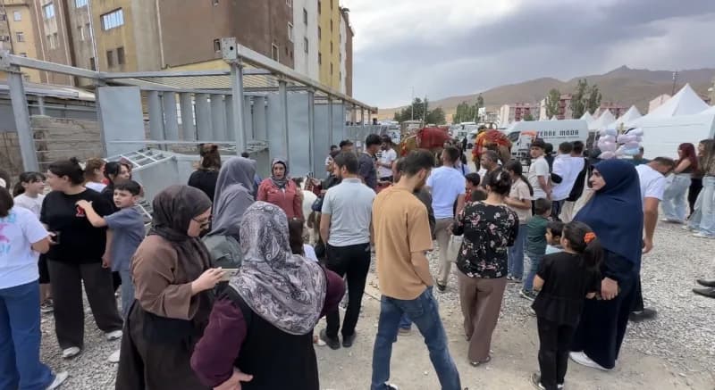 Hatay’dan Yüksekova ilçesine getirilen develer ve midilli atları, vatandaşlardan yoğun ilgi gördü.