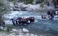 Yüksekova’da sarp arazide cenazeyi taşıyan yakınları ve köylüler