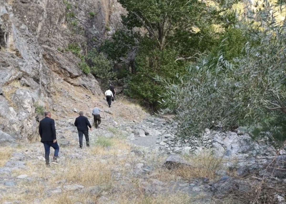 Ekiplerin karadan ulaşım sağlayamaması üzerine Sadi Özen'in yakınları ve köylüler harekete geçti.