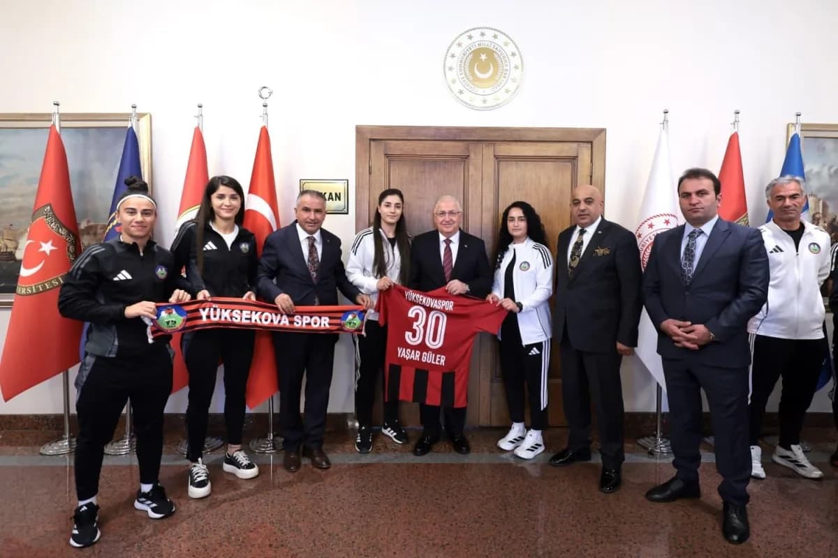 Yüksekova Spor Kadın Futbol Takımı, Milli Savunma Bakanı Yaşar Güler’i bakanlıkta ziyaret ederken