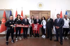 Yüksekova Spor Kadın Futbol Takımı, Milli Savunma Bakanı Yaşar Güler’i bakanlıkta ziyaret ederken
