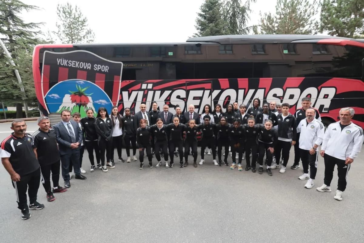 Yüksekova Spor Kadın Futbol Takımı, Milli Savunma Bakanı Yaşar Güler’i bakanlıkta ziyaret etti.