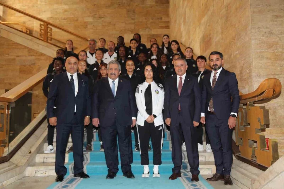 Yüksekova Spor Kulübü heyeti TBMM’de MHP Genel Başkan Yardımcısı Feti Yıldız ile görüşüyor