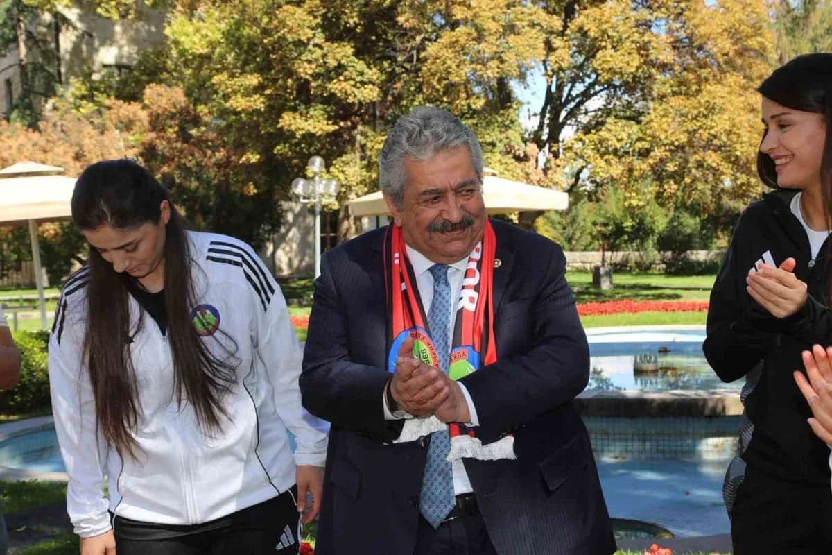Türkiye Kadın Futbol Süper Ligi'nde mücadele eden Yüksekova Spor Kulübü, TBMM'de Milliyetçi Hareket Partisi(MHP) Genel B