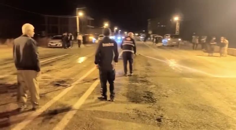 Hakkari’nin Yüksekova ilçesinde iki ticari aracın çarpışması sonucu meydana gelen trafik kazasında 3 kişi yaralandı.