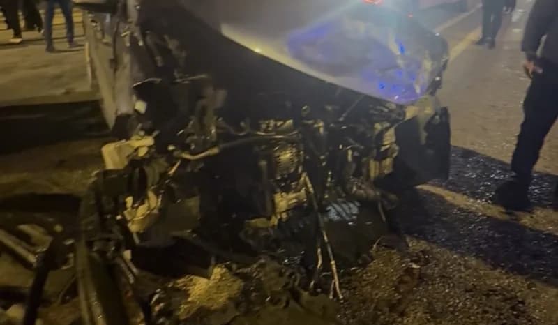 Hakkari’nin Yüksekova ilçesinde iki ticari aracın çarpışması sonucu meydana gelen trafik kazasında 3 kişi yaralandı.