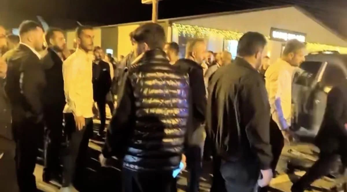 Hakkari’nin Yüksekova ilçesinde iki ticari aracın çarpışması sonucu meydana gelen trafik kazasında 3 kişi yaralandı.