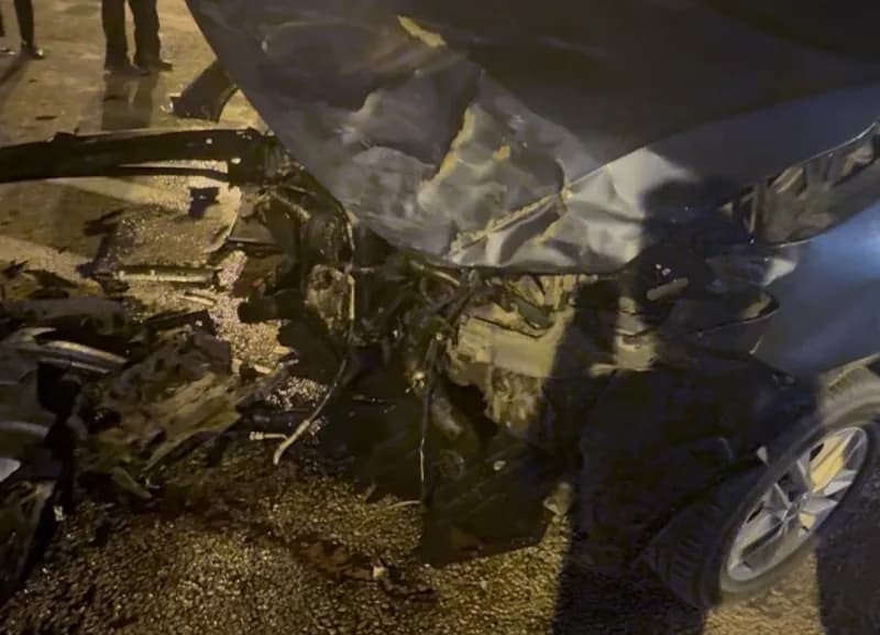 Hakkari’nin Yüksekova ilçesinde iki ticari aracın çarpışması sonucu meydana gelen trafik kazasında 3 kişi yaralandı.