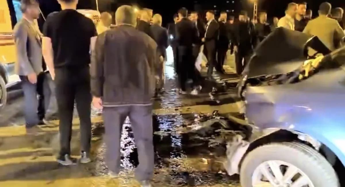 Yüksekova ilçesinde iki ticari aracın çarpışması sonucu meydana gelen trafik kazası sonrası olay yeri